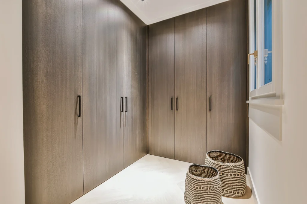 Vestidor de madera oscura con estanterías y cajones