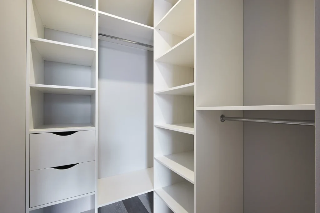 Vestidor con estanterías blancas a medida