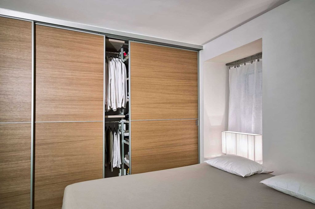Sala cálida con silla de madera tejida y decoración en tonos tierra